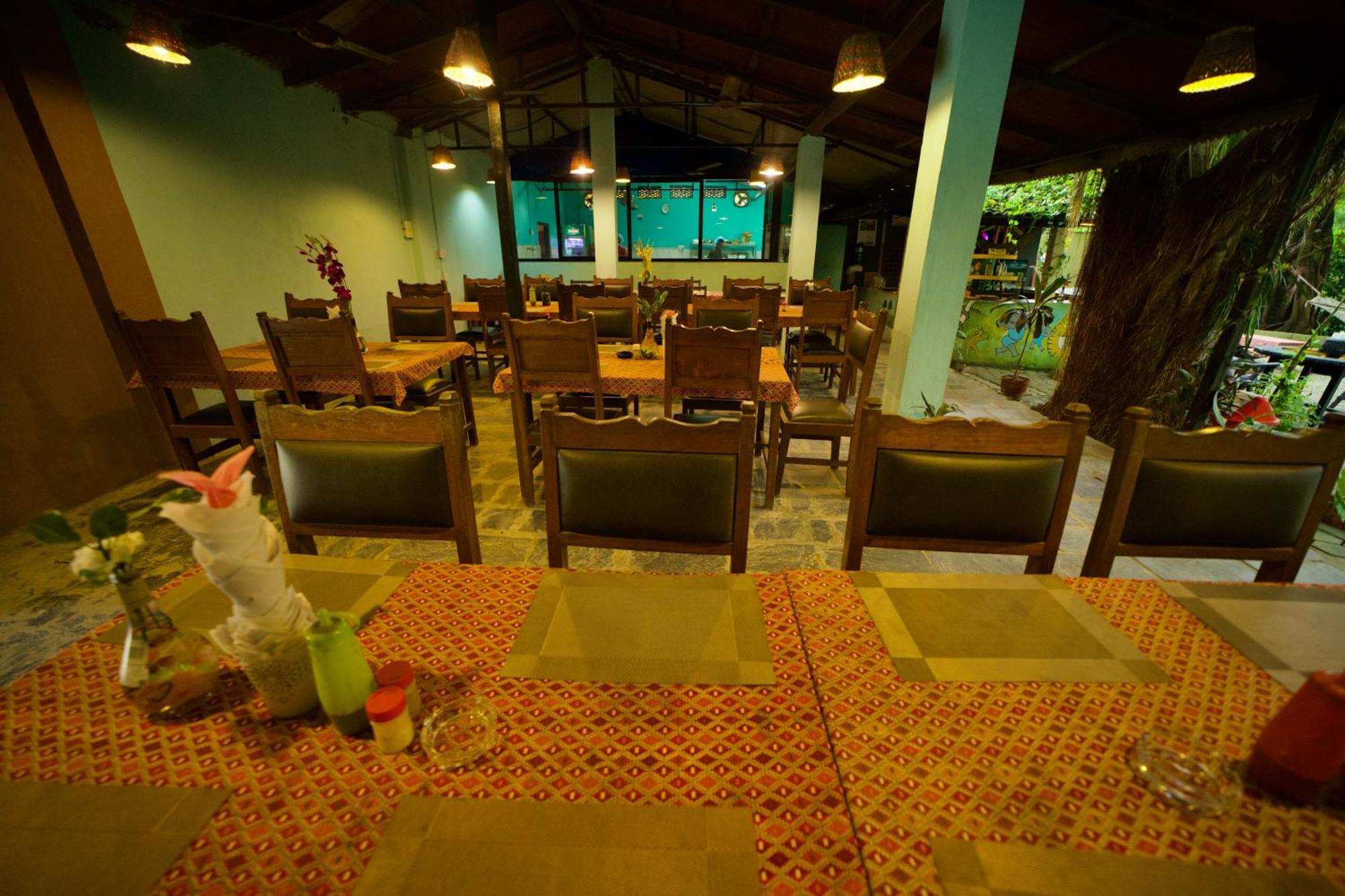 Chitwan Gaida Lodge - Animal Lovers & Birdwatchers Paradise Sauraha Exterior foto